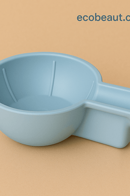 Light blue plastic mixing bowl for organic skincare routines – clean minimalist design with handle – presented on beige background with ecobeaut.com logo

